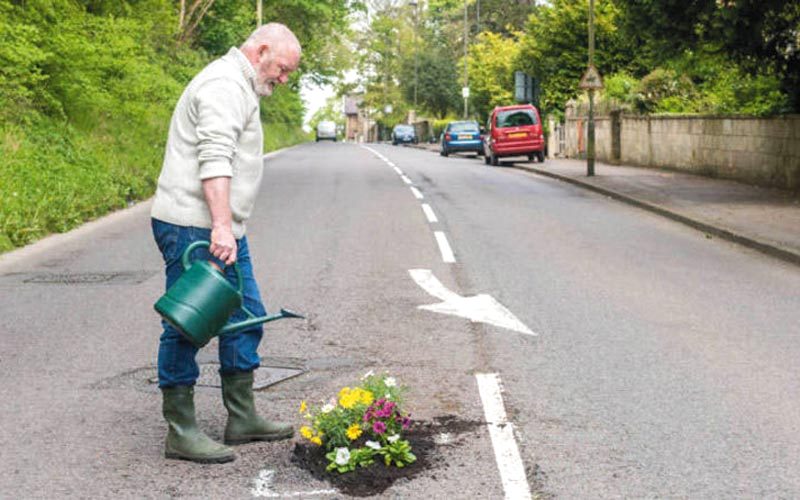 الحُفر يمكن أن تكون فخاخاً تؤدي إلى الموت. من المصدر