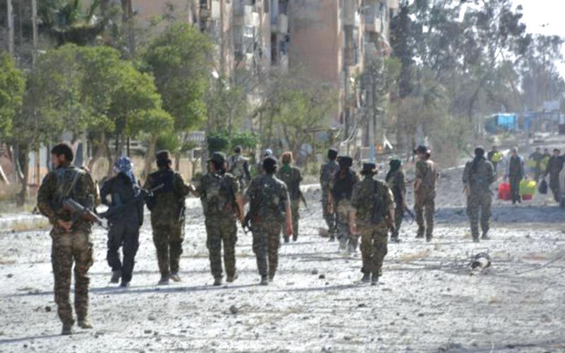 مجموعة من مقاتلي «قوات سورية الديمقراطية» في إحدى مناطق مدينة الطبقة. أ.ب