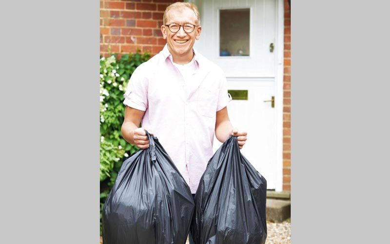 فيليب ماي يقتصر دوره على صبي للأعمال المنزلية. غيتي