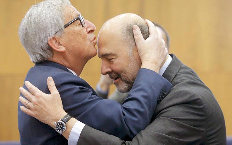 «يانكر» يقبّل رأس زميله في المفوضية. من المصدر