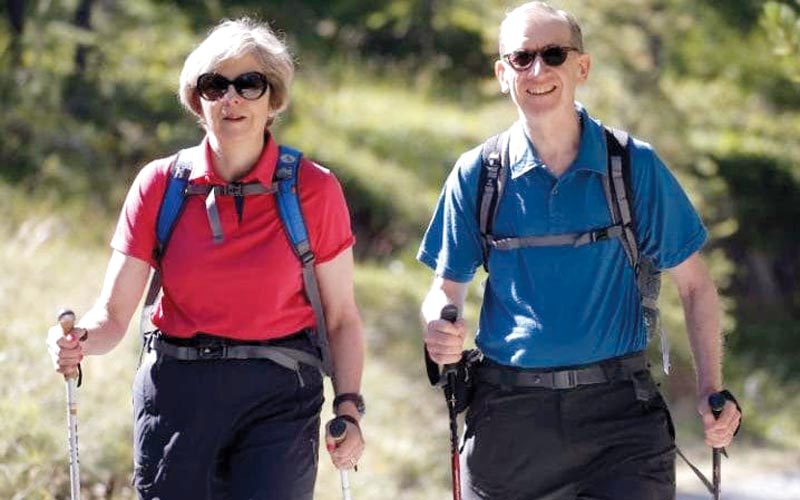 ماي تترك المهام المنزلية لزوجها. إي.بي.إيه