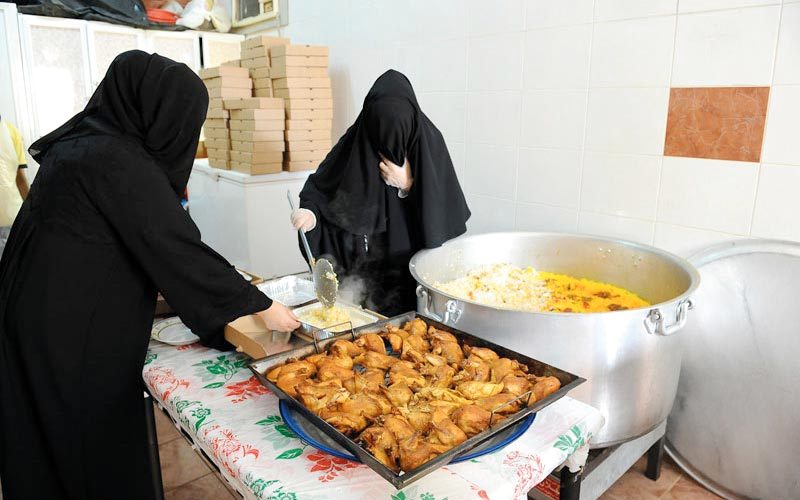 مواطنات مشاركات في مبادرة «إفطار صائم» التي تنفذها مؤسسة خليفة بن زايد للأعمال الإنسانية من المصدر