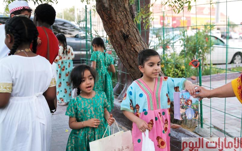 حيث يبدأ الاحتفال بعد صلاة العصر أو المغرب مباشرة فيتجمع الأطفال في جماعات تطوف على البيوت، وهم يرددون أهازيج خاصة بهذه المناسبة، ويرددون: «عطونا الله يعطيكم بيت مكة يوديكم»