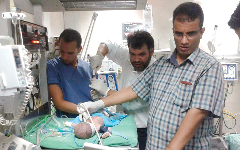 محاولات علاج أحد الأطفال الخدج في حضانة مستشفى الشفاء نتيجة تعطل إحدى الأجهزة بفعل الانقطاع المتكرر للكهرباء الإمارات اليوم