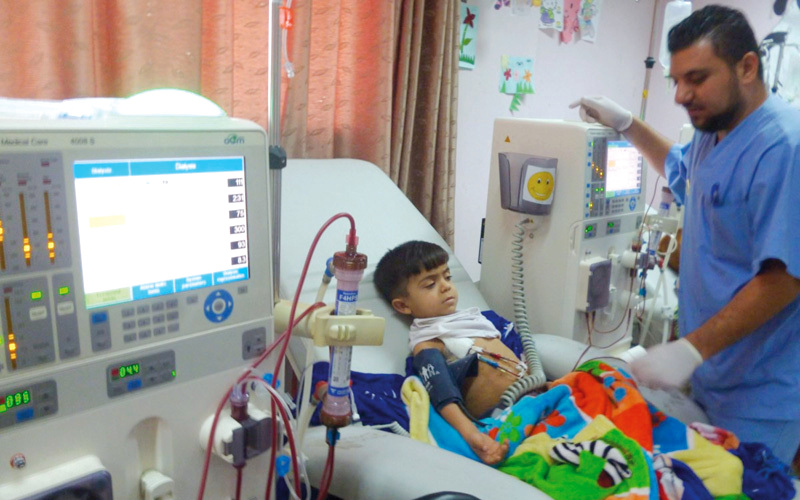 الطفل رأفت السطري يغسل كليته منذ 3 أعوام في مستشفى الرنتيسي بغزة. الإمارات اليوم