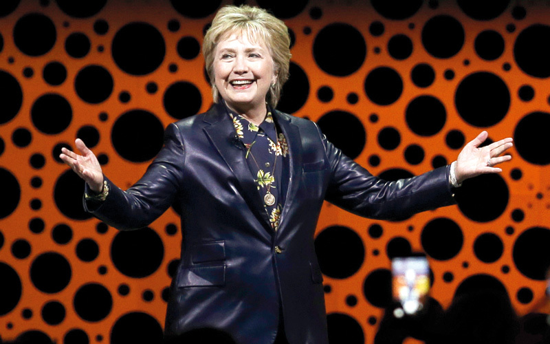 هيلاري كلينتون كانت ضحية سوء تصرف كومي.  أ.ب
