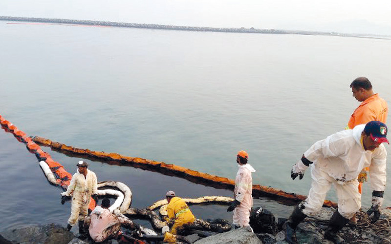 شواطئ في المنطقة الشرقية تعرَّضت خلال الربع الأول من العام الجاري لأكثر من تلوث نفطي. الإمارات اليوم