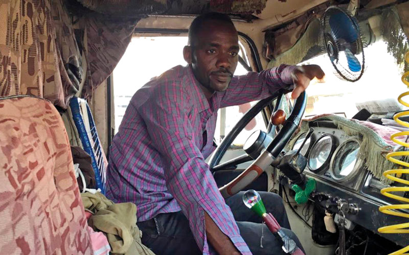 المهرب صديق محمد جعل شاحنته تبدو مثل نادٍ ليلي بسبب كثرة التزيين فيها.

من المصدر