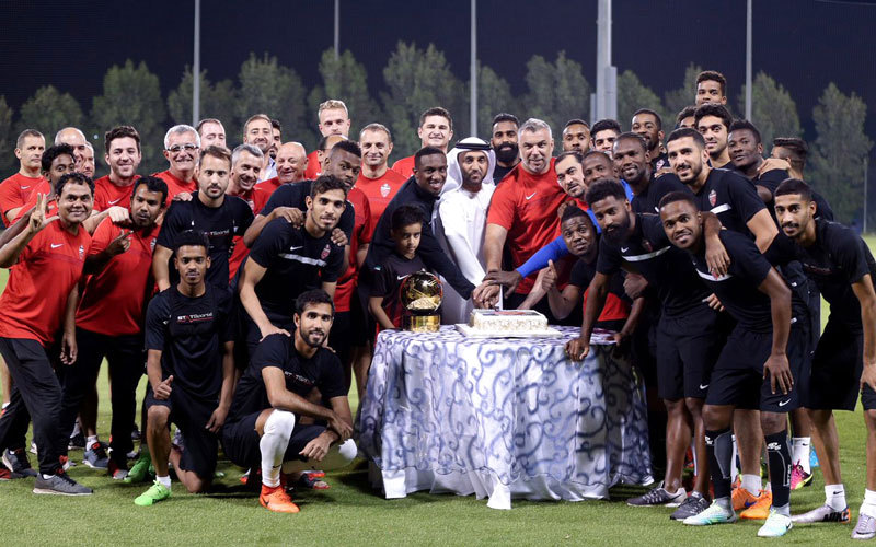 خليفة سليمان ولاعبو الأهلي يحتفون بفوز كوزمين بلقب أفضل مدرب في الدوري للمرة الثالثة. من المصدر