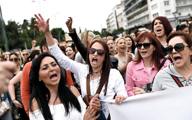 نطاق الاحتجاجات المتواصلة توسّع قبل تصويت البرلمان على إجراءات التقشف اليوم.