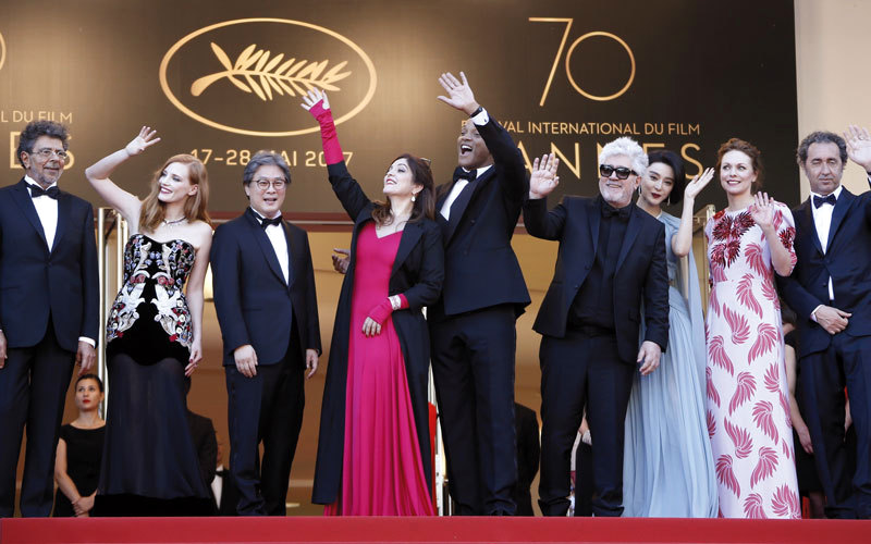 أعضاء لجنة تحكيم هذه الدورة من المهرجان يحيون الجمهور قبيل انطلاق وقائع الافتتاح. أ.ف.ب