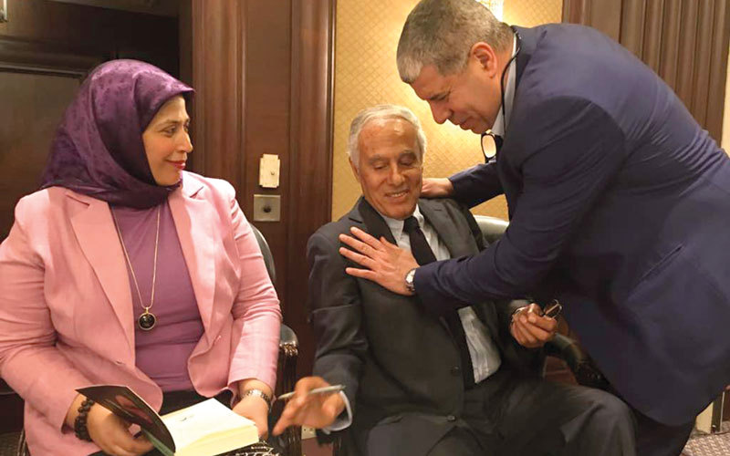 مروان يوقّع على نسخة من كتابه خلال حفل تقديمه في القاهرة.  أرشيفية