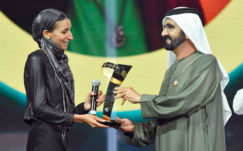 محمد بن راشد يكرّم نوال الصوفي. وام