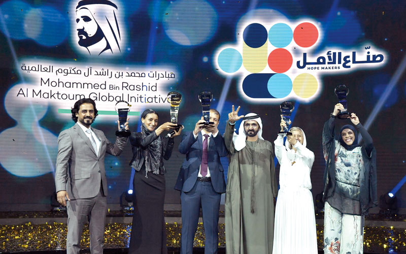 محمد بن راشد: حان الوقت لنصنع نماذج وأبطالاً من جنود الخير. وام