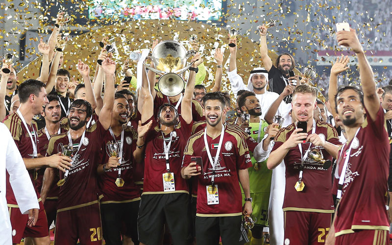 لاعبو الوحدة يحتفلون بالكأس الثانية. تصوير: إريك أرازاس ونجيب محمد