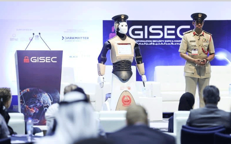 أول شرطي آلي ذكي في العالم يدخل الخدمة في دبي