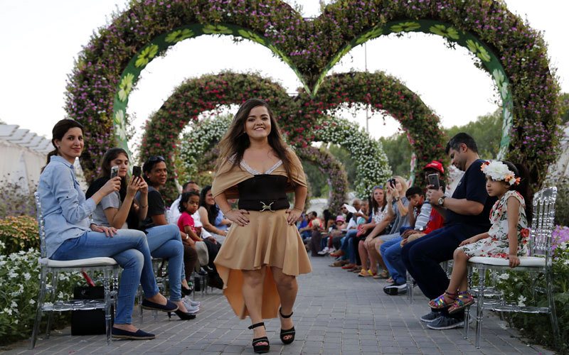 عرض الأزياء يعرف بــ " أزياء الأقزام العالمي "