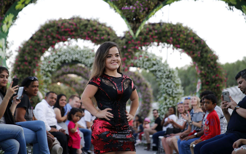 نساء قصيرات القامة يعرضن الأزياء الخاصة بهن للمرة الأولى في دبي ميراكل جاردن