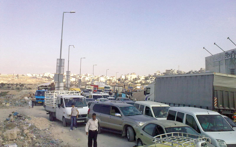انتظار السيارات على حاجز قلنديا بفعل إجراءات الاحتلال.  الإمارات اليوم