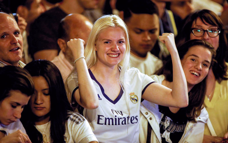 مشجعة لريال مدريد تحتفل على طريقتها الخاصة بعد حسم لقب الليغا لمصلحة النادي الملكي. أ.ف.ب