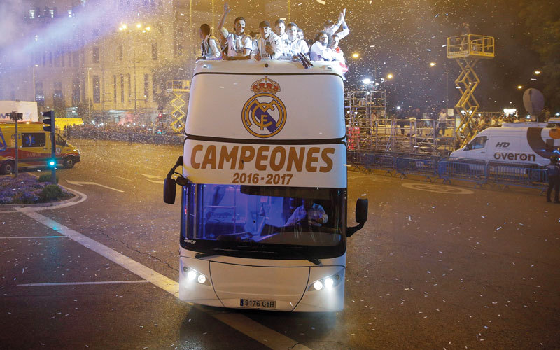 حافلة النادي الملكي لدى وصولها إلى ساحة سيبليس في قلب العاصمة الإسبانية مدريد. رويترز
