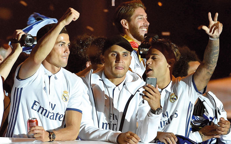 رونالدو ونافاس يحيّون الجماهير البيضاء فرحاً بلقب الليغا. إي.بي.إيه