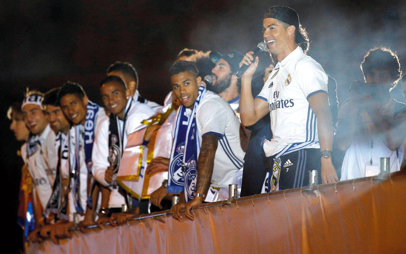 رونالدو يلقي كلمة أمام جماهير الريال احتفالاً بلقب الدوري رقم 33 في تاريخ الميرينغي. رويترز