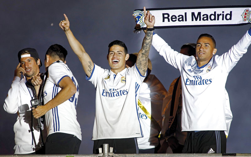 رودريغيز ودانيللو يتلقّيان تحية الجماهير المدريدية في ميدان سيبليس. رويترز