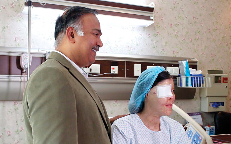 الدكتور موهان يتابع حالة &laquo;سناء&raquo;. من المصدر