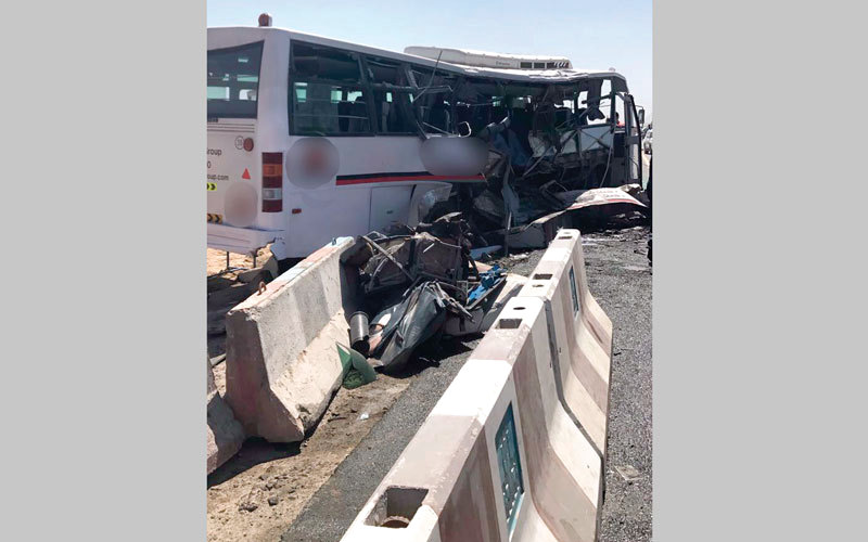 انفجار الإطار أدى إلى فقدان سائق الحافلة السيطرة عليها وانحرافها ودخولها الشارع المعاكس. من المصدر