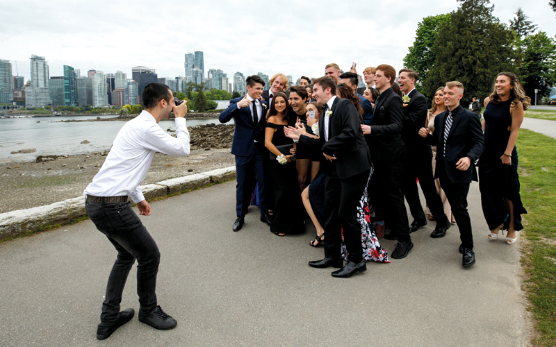 يلتقط صورة معهم بوساطة مصوره الخاص. رويترز