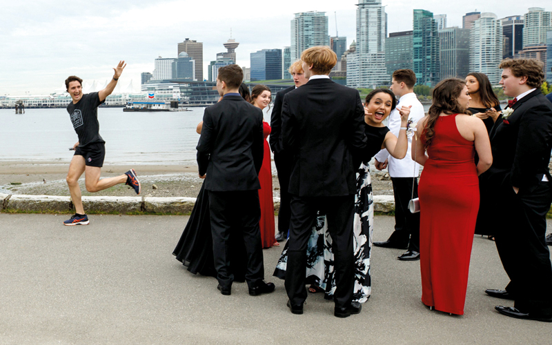 ترودو يظهر راكضاً أمام طلبة المدرسة العليا. رويترز