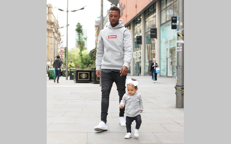 ديدا وابنته ليلى في مانشستر. من المصدر