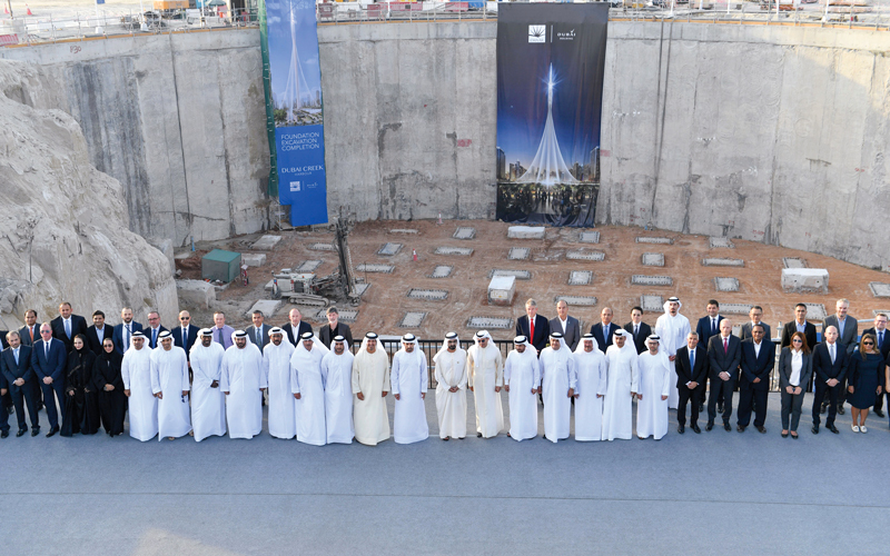 محمد بن راشد في لقطة تذكارية مع المسؤولين عن تنفيذ مشروع البرج الجديد في خور دبي بحضور حمدان بن محمد. من المصدر