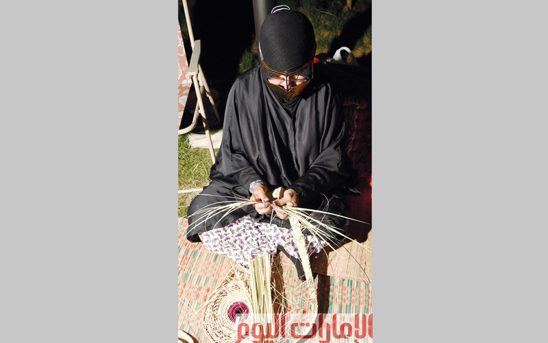 وصناعة القراقير من سعف النخيل، والصناعات الخشبية الصغيرة، وغيرها. وتمتاز الإمارات بالكثير من الحرف والصناعات اليدوية التي كانت لها فوائد واستخدامات عدة في الماضي.