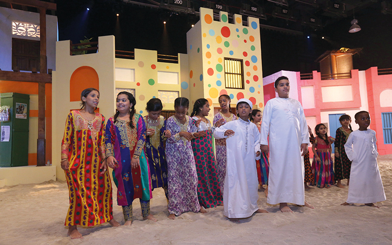 مجموعة كبيرة من الأطفال شاركت في الأوبريت. من المصدر