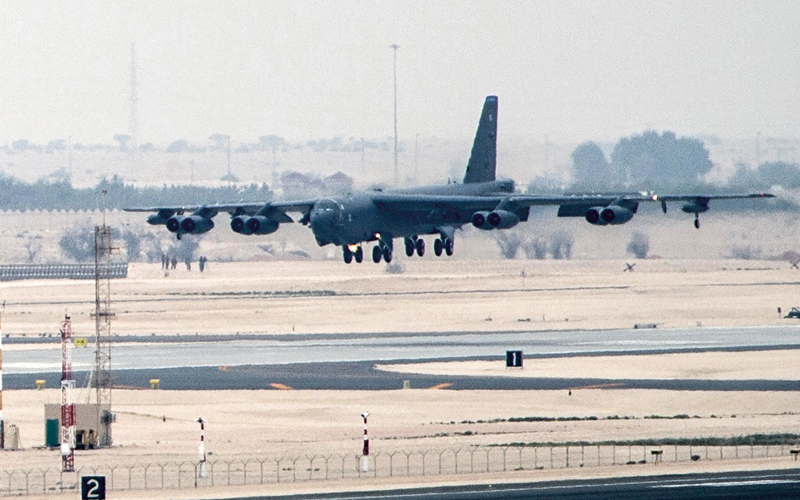 طائرة أميركية من طراز «ب-52» لدى هبوطها في قاعدة العيديد القطرية التي تفكر أميركا بنقلها.  رويترز